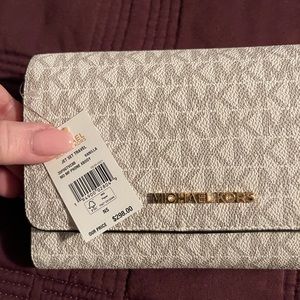 🎉🎉 host pick NWT Beautiful Michael Kors crossbody bag🎉🎉